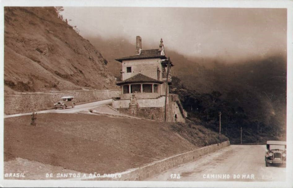 Localizado no quilômetro 47, foi feito para servir de descanso aos turistas, assim como o Pouso Paranapiacaba, ganhou esta nome em homenagem à Estrada da Maioridade. Neste ponto, também havia uma bica para pôr água nos radiadores e para as pessoas beberem. Postal da década de 30 e editor desconhecido.