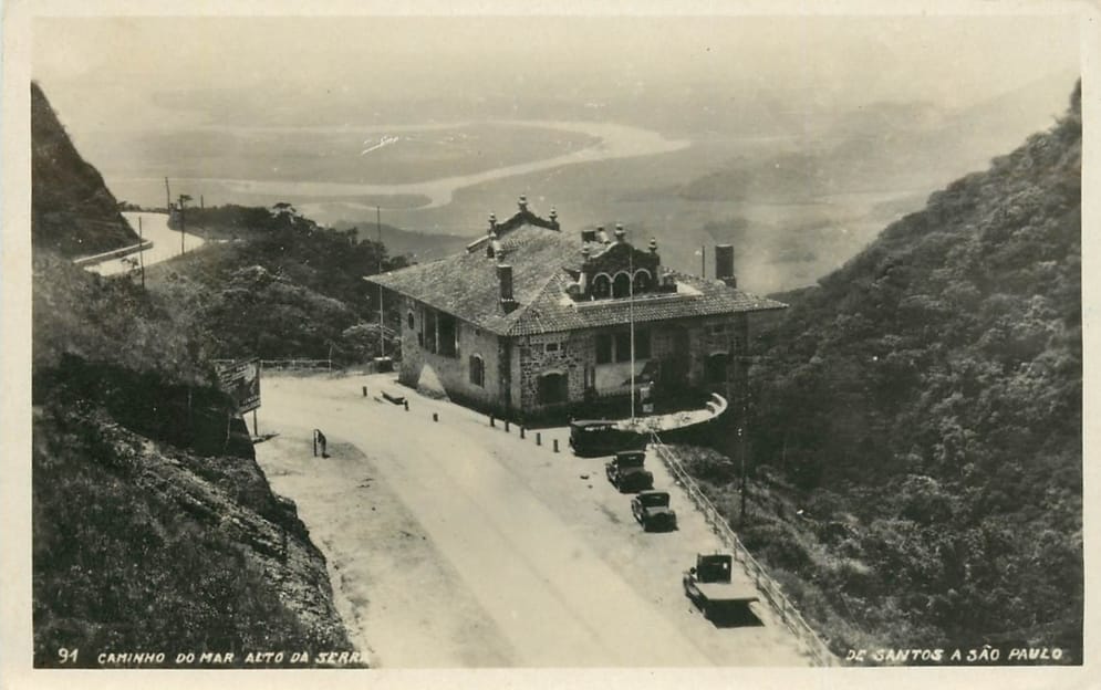 Localizado no quilômetro 44, Paranapiacaba em língua tupi, "Paranapiacaba" quer dizer "Lugar do qual se vê o mar"  Uma lenda muito difundida é a de que D. Pedro I se encontrava com a Marquesa de Santos nesse local. O Imperador faleceu em 1834, a Marquesa 1867 e o Pouso foi construído em 1922. Era usada como parada para os carros descansarem após a subida ou se prepararem para a descida. Contava inclusive com uma bica para fornecer água para os radiadores dos carros.